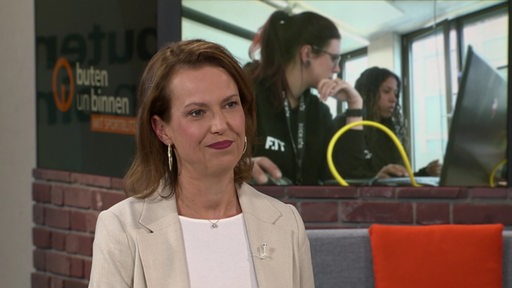 Franca Reitzenstein im Studio von buten un binnen.