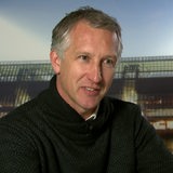 Werders Sportchef Frank Baumann im Interview. Im Hintergrund ist das Stadion eingeblendet.