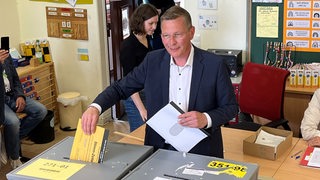CDU-Spitzenkandidat Frank Imhoff gibt in Bremen seine Stimme für die Bürgerschaftswahl ab. Er will den amtierenden Bürgermeister Andreas Bovenschulte ablösen.