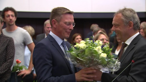 Der frisch ernannte Bürgerschaftskandidat der CDU Frank Imhoff erhält einen Strauß Blumen
