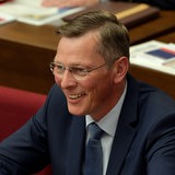 Frank Imhoff sitzt 2019 grinsend in der Bremer Bürgerschaft