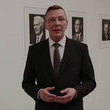 Bürgerschaftspräsident Frank Imhoff vor einer Bildergalerie in der Bremischen Bürgerschaft.