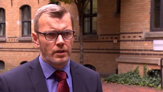 Der Sprecher der Bremer Staatsanwaltschaft, Frank Passade, blickt in eine Kamera.