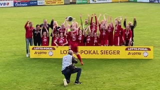 Die Frauen-Fußballerinnen des ATS Buntentor bejubeln bei der Pokal-Übergabe ihren Sieg.