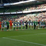 Die Frauenmannschaft von Werder Bremen feiert im Stadion.