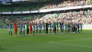 Das Frauenteam von Werder Bremen bejubelt einen Sieg im Weserstadion.