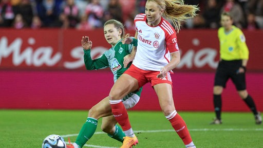 Werder-Fußballerin Michelle Weiß und Glodis Perla Viggosdottir von Bayern München kämpfen um den Ball.