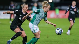 Werders Fußballerin Nina Lührßen im Zweikampf mit Frankfurts Spielerin Pia Wolter.