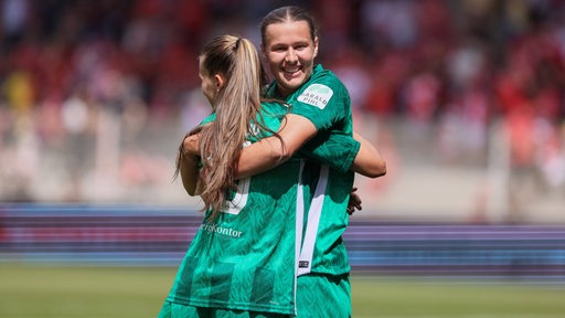 Werders Fußballerin Larissa Mühlhaus umarmt strahlend ihre Mitspielerin Tuana Mahmoud nach ihrem Tor.