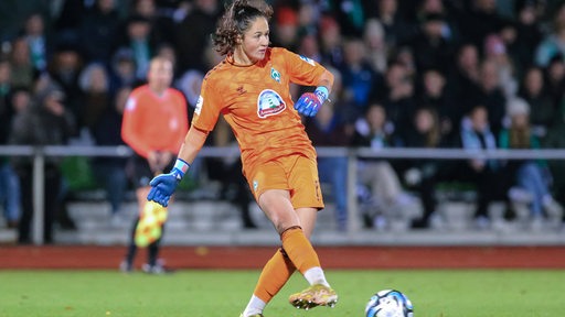 Werders Torhüterin Livia Peng beim engagierten Abstoß im Spiel gegen Eintracht Frankfurt.