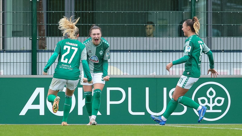 Werders Torschützin Sophie Weidauer bejubelt mit einem Freudenschrei ihren Treffer gegen Leipzig und lässt sich von Mitspielerinnen feiern.