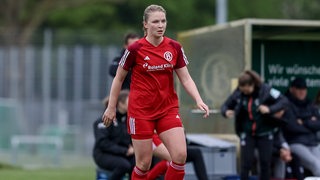 Birte Eichhorn vom ATS Buntentor führt den Ball am Fuß