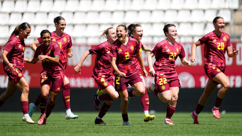 Die Fußballspielerinnen der deutschen U23 rennen über den Platz und jubeln
