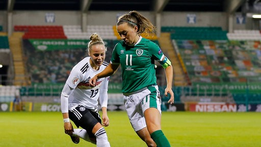 Pia-Sophie Wolter im Zweikampf in der Partie gegen Irland-