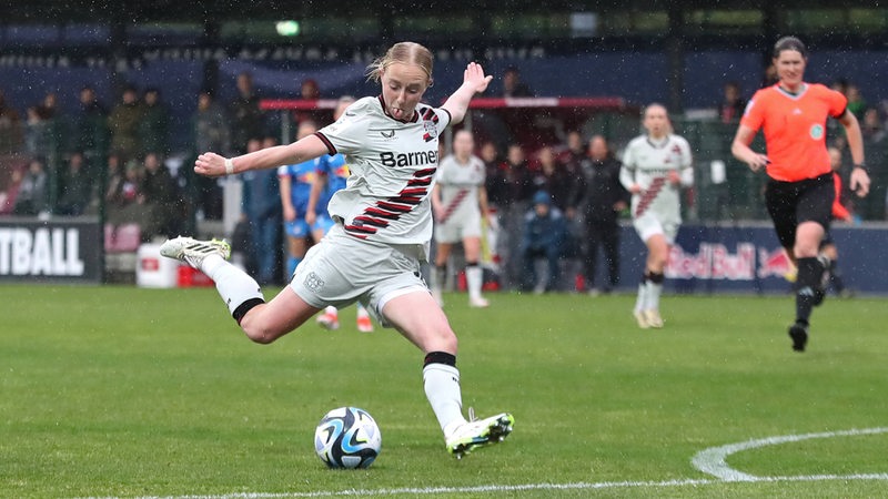 Caroline Siems schießt für Bayer Leverkusen auf das Tor.