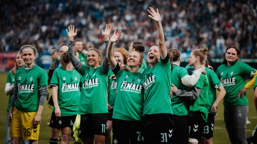 Die Werder-Fußballerinnen bejubeln in grünen T-Shirts mit der Aufschrift "Finale" ihren Einzug ins Pokal-Finale nach dem Sieg gegen den HSV.