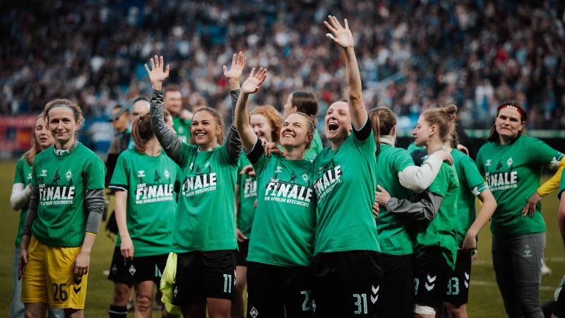 Die Werder-Fußballerinnen bejubeln in grünen T-Shirts mit der Aufschrift "Finale" ihren Einzug ins Pokal-Finale nach dem Sieg gegen den HSV.