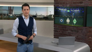 Sportblitz-Moderator Yannick Lowin im Studio.
