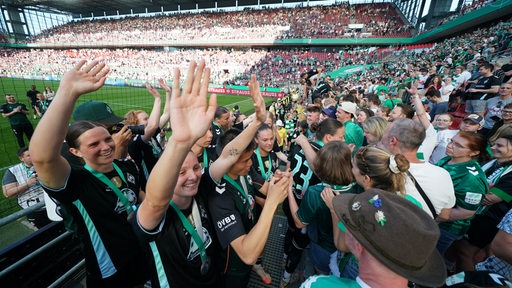 Die Werder-Fußballerinnen stehen nach dem verlorenen Pokal-Finale gegen Bayern München im Fan-Block und bedanken sich bei den Bremer Fans.