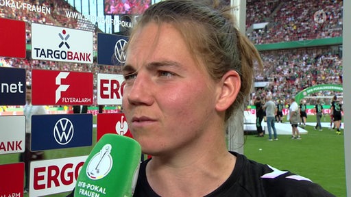 Werders Torschützin Rieke Dieckmann steht nach dem verlorenen Pokal-Finale gegen Bayern München bei der ARD zum Interview bereit.