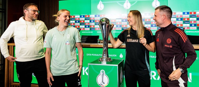 Werder-Trainer Thomas Horsch und Kapitänin Lina Hausicke stehen lachend nach der Pressekonferenz neben dem DFB-Pokal und scherzen mit Bayern-Spielerin Magdalena Eriksson und Trainer Alexander Straus.