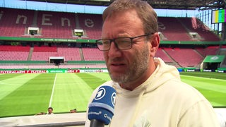 Werder-Trainer Thomas Horsch steht im leeren Kölner Stadion beim Interview vor dem Pokal-Finale der Fußballerinnen gegen Bayern München.