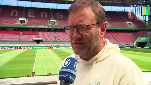 Werder-Trainer Thomas Horsch steht im leeren Kölner Stadion beim Interview vor dem Pokal-Finale der Fußballerinnen gegen Bayern München.