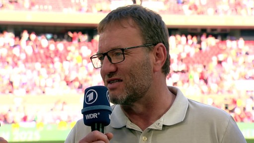 Werder-Trainer Thomas Horsch steht nach dem verlorenen Pokal-Finale gegen Bayern München bei der ARD zum Interview bereit.