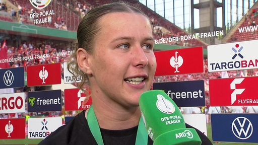 Werder-Torschützin Larissa Mühlhaus steht nach dem verlorenen Pokal-Finale gegen Bayern München bei der ARD zum Interview bereit.