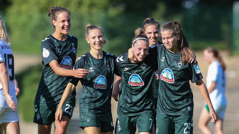 Spielerinnen der Werder-Frauen bejubeln den Sieg in Gladbach.