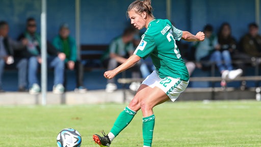 Werders Fußballerin Rieke Dieckmann während eines Testspiels am Ball in Aktion.