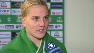 Werder-Kapitänin Lina Hausicke beim TV-Interview nach einem Spiel.