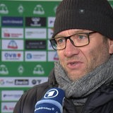 Werders Frauen-Fußballtrainer Thomas Horsch mit einer schwarzen Wollmütze auf dem Kopf beim TV-Interview nach dem Spiel.