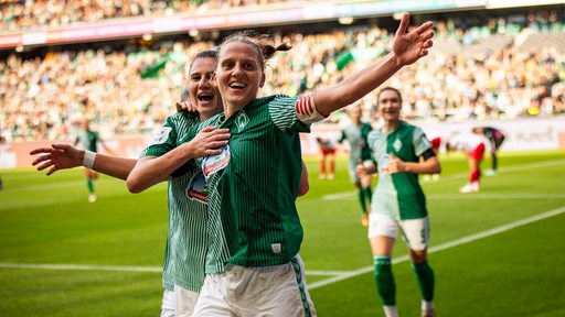 Werder-Kapitänin Lina Hausicke bejubelt ausgelassen ihren Treffer gegen Köln im Weser-Stadion.