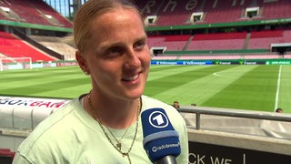 Werder-Kapitänin Lina Hausicke steht im leeren Kölner Stadion 
