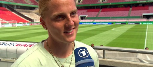 Werder-Kapitänin Lina Hausicke steht im leeren Kölner Stadion 