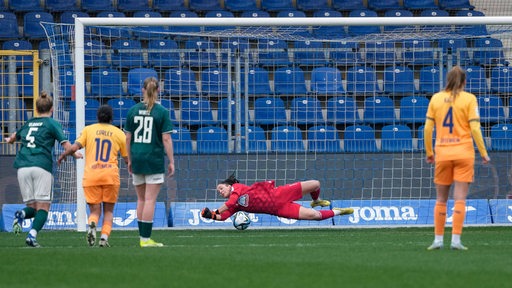 Werders Torhüterin Livia Peng pariert im Spiel gegen Hoffenheim einen Foulelfmeter.