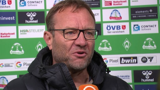 Werder-Trainer Thomas Horsch nach dem Spiel im Weser-Stadion beim Interview vor einer Werbewand.