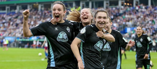 Spielerinnen der Werder-Frauen bejubeln ein Tor gegen den HSV.