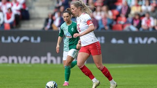 Fußballlerin Sharon Beck von Bundesligist 1. FC Köln im Zweikampf mit einer Werder-Spielerin.