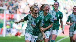 Werder-Fußballerinnen um Nina Lührßen bejubeln ausgelassen den Führungstreffer gegen Köln.