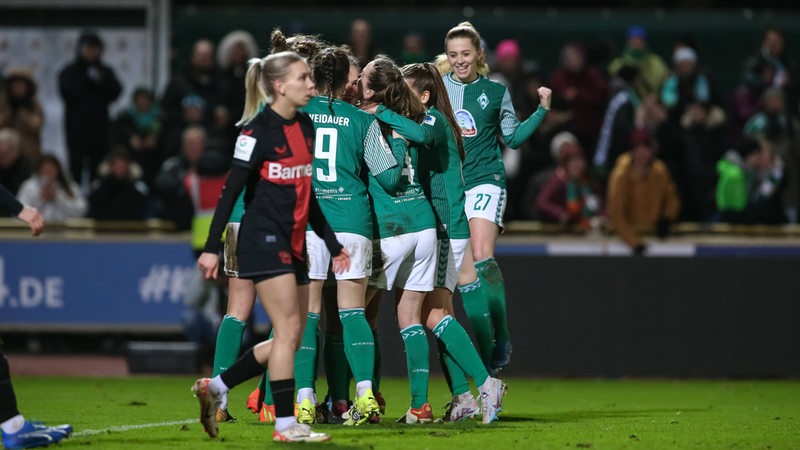 Die Werder-Frauen bejubeln dasSiegtor gegen Leverkusen.