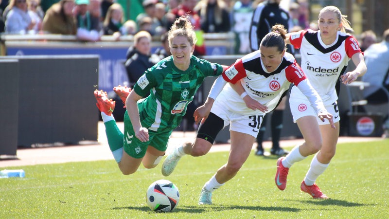 Saskia Matheis wird in der Partie gegen Frankfurt gefoult.