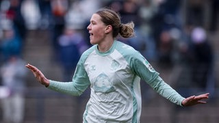 Larissa Mühlhaus bejubelt ein Tor für Werder.