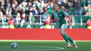 Hannah Nemeth im Weser-Stadion am Ball.
