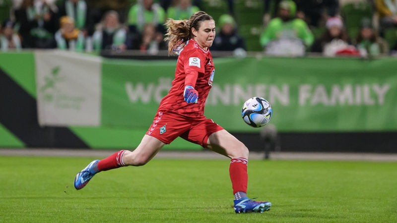 Catalina Perez beim Abstoß im Spiel gegen Wolfsburg.