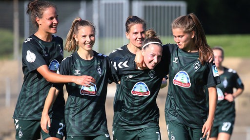 Fußballerinnen von Werder Bremen kommen zum Torjubel zusammen nach einen Treffer im Pokalspiel gegen Gladbach.