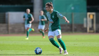 Sophie Weidauer führt im Spiel gegen Hoffenheim den Ball.