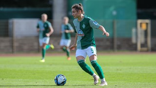 Sophie Weidauer führt im Spiel gegen Hoffenheim den Ball.