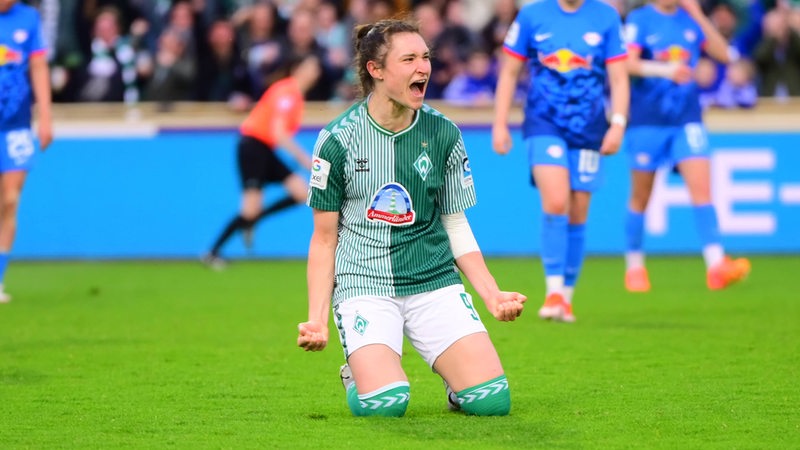 Werders Fußballerin Sophie Weidauer fällt im Jubelschrei über ihr Tor gegen Leipzig auf dem Rasen auf die Knie.